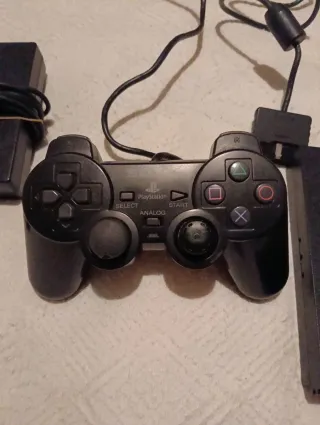 PlayStation 2 Slim Nera con Mando e Cavi