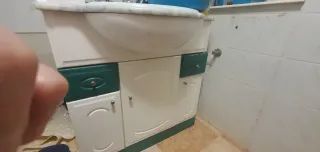 Mueble de baño con lavabo y espejo