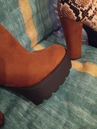 Botines marrones con estampado serpiente talla 39