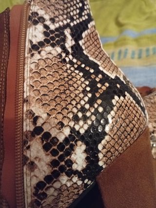 Botines marrones con estampado serpiente talla 39
