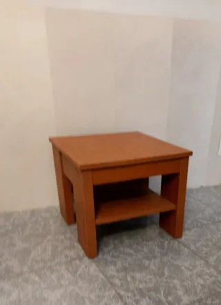 Mesa auxiliar de madera