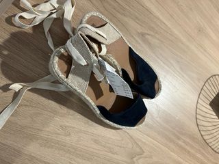 Sandalias esparto cuña beige y negro