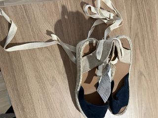 Sandalias esparto cuña beige y negro