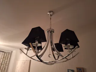 Lámpara de techo cromada con pantallas negras