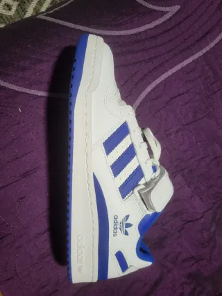 Zapatillas Adidas Forum Low Blancas y Azules