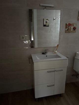 Mueble de baño con lavabo y espejo