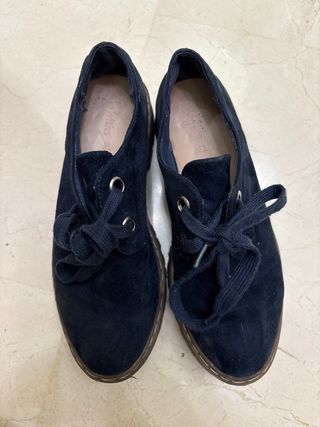 Zapatos planos azules con suela marrón