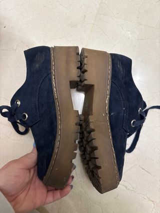 Zapatos planos azules con suela marrón