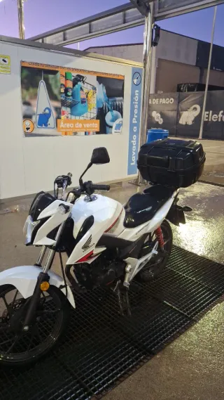 Honda CB125F Blanca y Negra