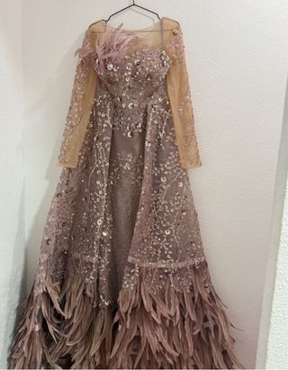Vestido largo con plumas y pedrería