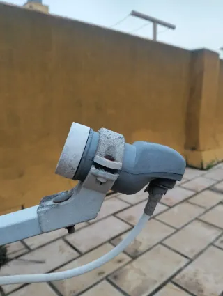 Antena parabólica blanca