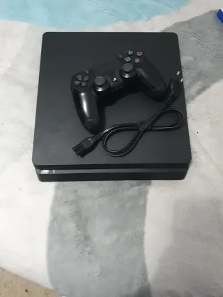 PlayStation 4 Slim Negra con Mando Original.