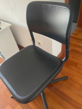 Cadeira de escritório preta sem rodas