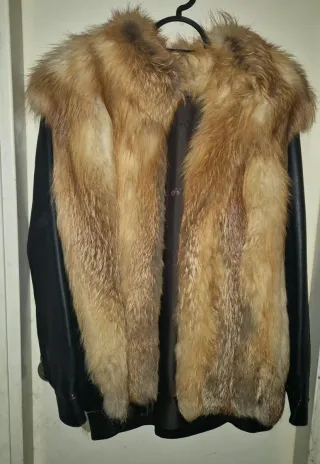 Abrigo negro y marrón