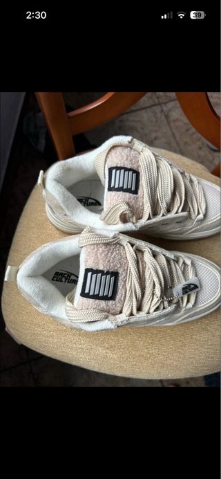 Tenis Puma Anchos Beige/Blanco Sin Estrenar