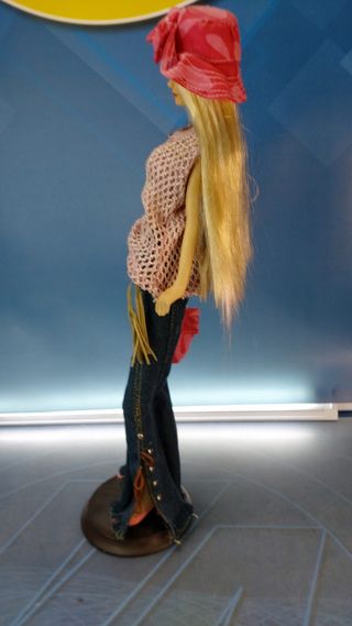 Curiosa bambola di porcellana stile Barbie anni '70