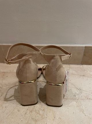Sandalias Bebe Beige Tacón Bloque