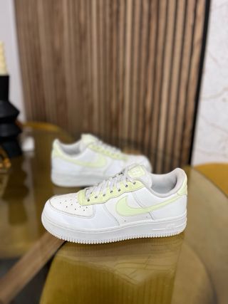 Zapatillas Nike Air Force Blancas y Amarillas