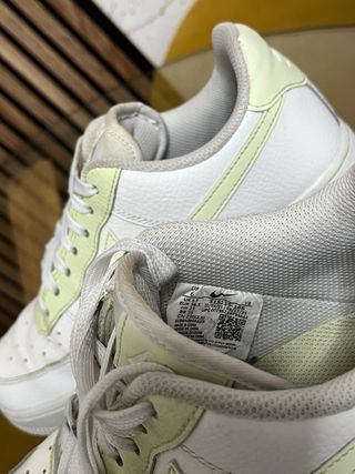 Zapatillas Nike Air Force Blancas y Amarillas