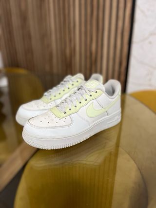 Zapatillas Nike Air Force Blancas y Amarillas