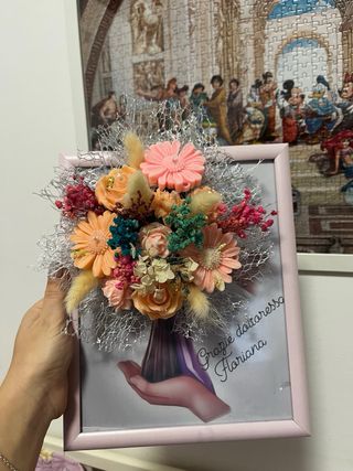 Quadro con fiori in cera e dedica