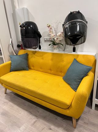 Sofá amarillo de tela