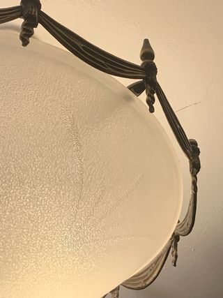 Lámpara de techo dorada y blanca