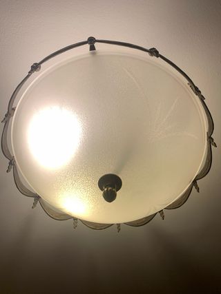 Lámpara de techo dorada y blanca