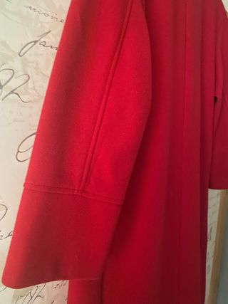 Abrigo rojo oversize solapas botones negros