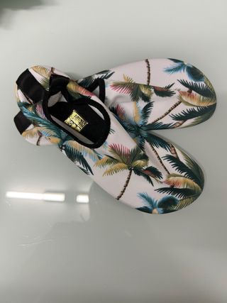 Escarpines de playa con palmeras