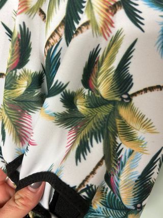 Escarpines de playa con palmeras