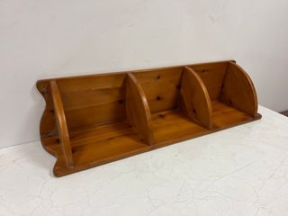 Estantería de esquina de madera