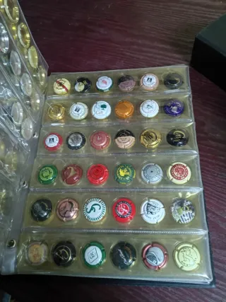 Col. 3 álbumes chapas cava + caja llena de chapas