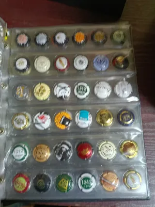 Col. 3 álbumes chapas cava + caja llena de chapas