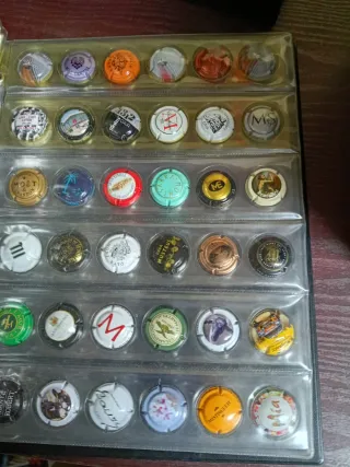 Col. 3 álbumes chapas cava + caja llena de chapas
