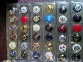 Col. 3 álbumes chapas cava + caja llena de chapas