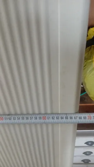 Mueble de plástico blanco y gris