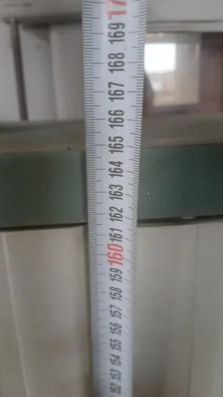 Mueble de plástico blanco y gris