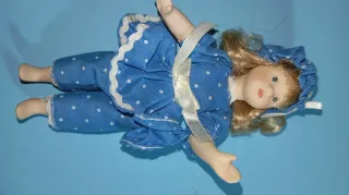 Muñeca de porcelana articulada