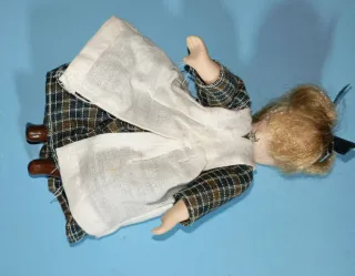 Muñeca de porcelana articulada