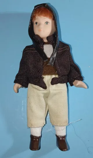 Muñeca de porcelana articulada