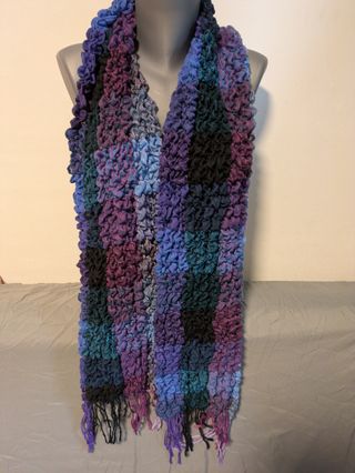 Bufanda morada rizada 2000s
