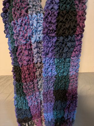 Bufanda morada rizada 2000s