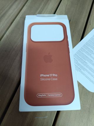Apple Funda de silicona con MagSafe para el iPhone 17 Pro — Terracota