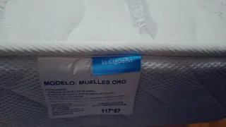 Cuna de madera y colchón de muelles