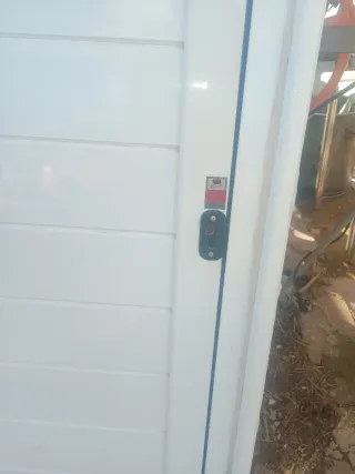 Puerta de entrada aluminio blanca