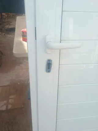 Puerta de entrada aluminio blanca