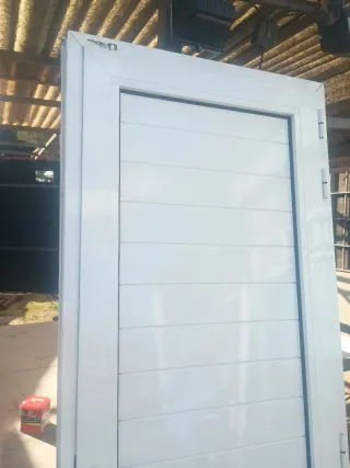 Puerta de entrada aluminio blanca