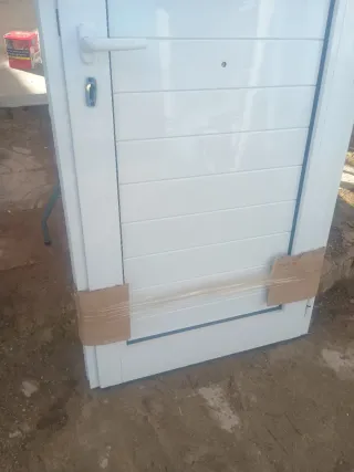 Puerta de entrada aluminio blanca