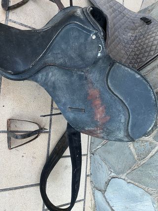 Silla de montar negra con estribos